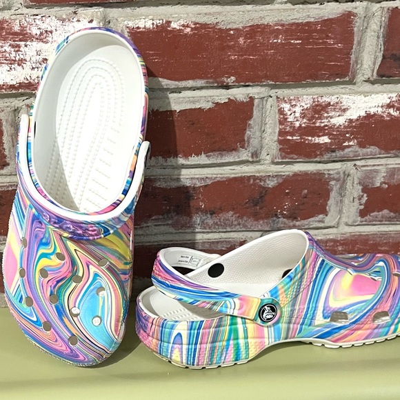 EUC CROCS Pastel Swirl Pattern Slip-ons. Men’s 7. Women’s 9. - Picture 2 of 8